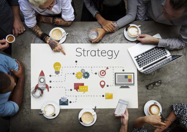 Mennesker om et bord der taler strategi